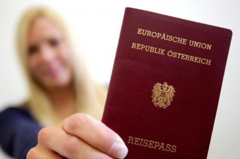 Безвідмовне заманювання: чим Угорщина "підгодовує" українців