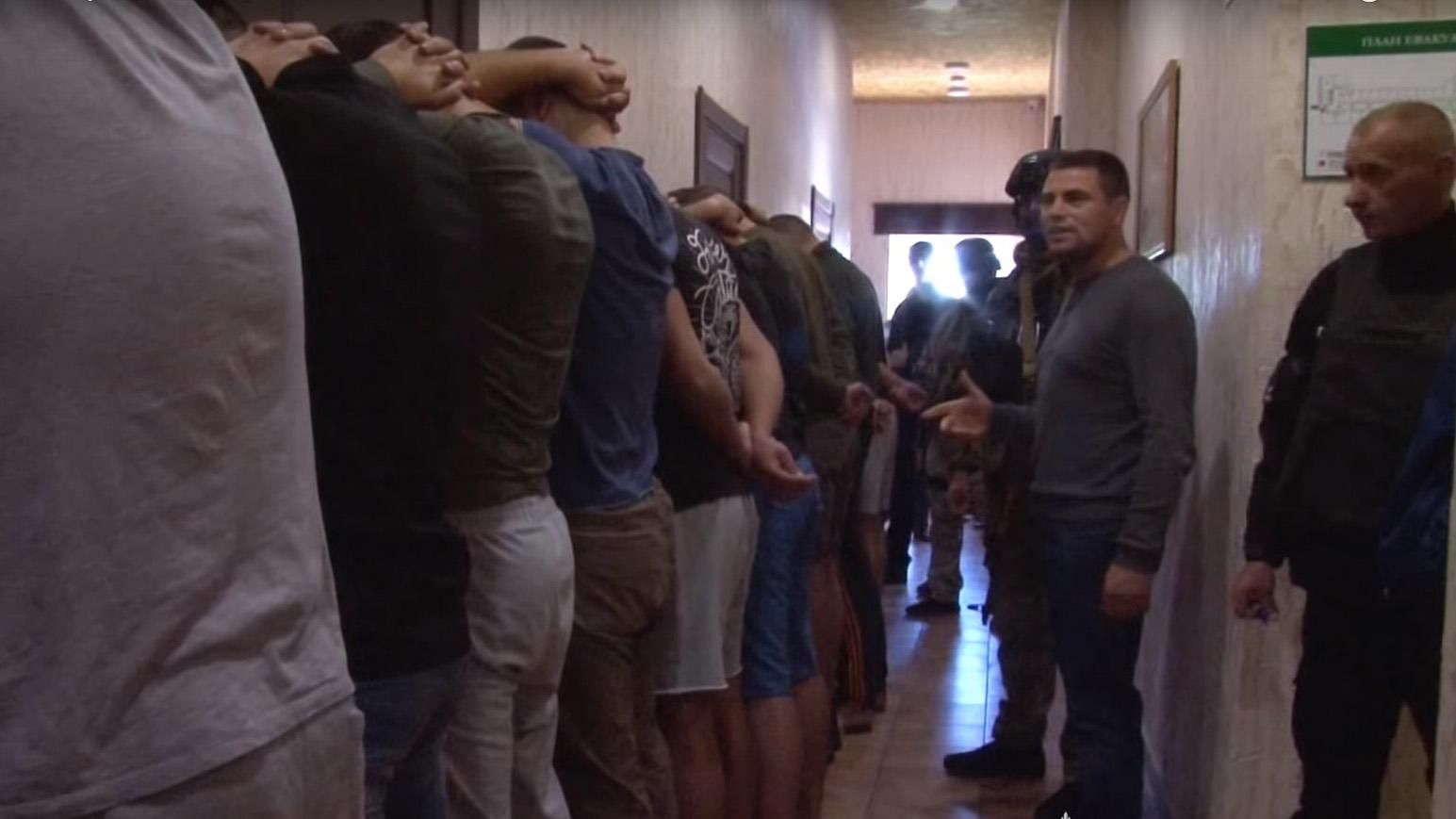 В один з хостелів Одеси заселились більше 20-ти озброєних туристів: відео В один з хостелів Одеси заселились більше 20-ти озброєних туристів: відео