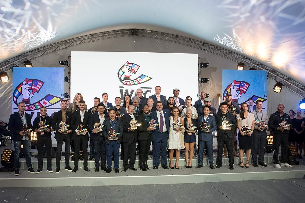 Кличко получил первый пояс WBC с украинским флагом во время открытия конгресса организации