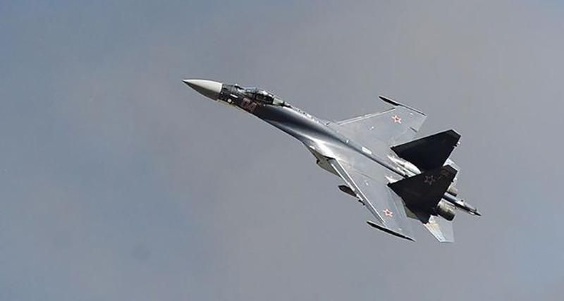 Винищувач РФ пролетів над військовим кораблем України: відео небезпечного маневру Винищувач РФ пролетів над військовим кораблем України: відео небезпечного маневру