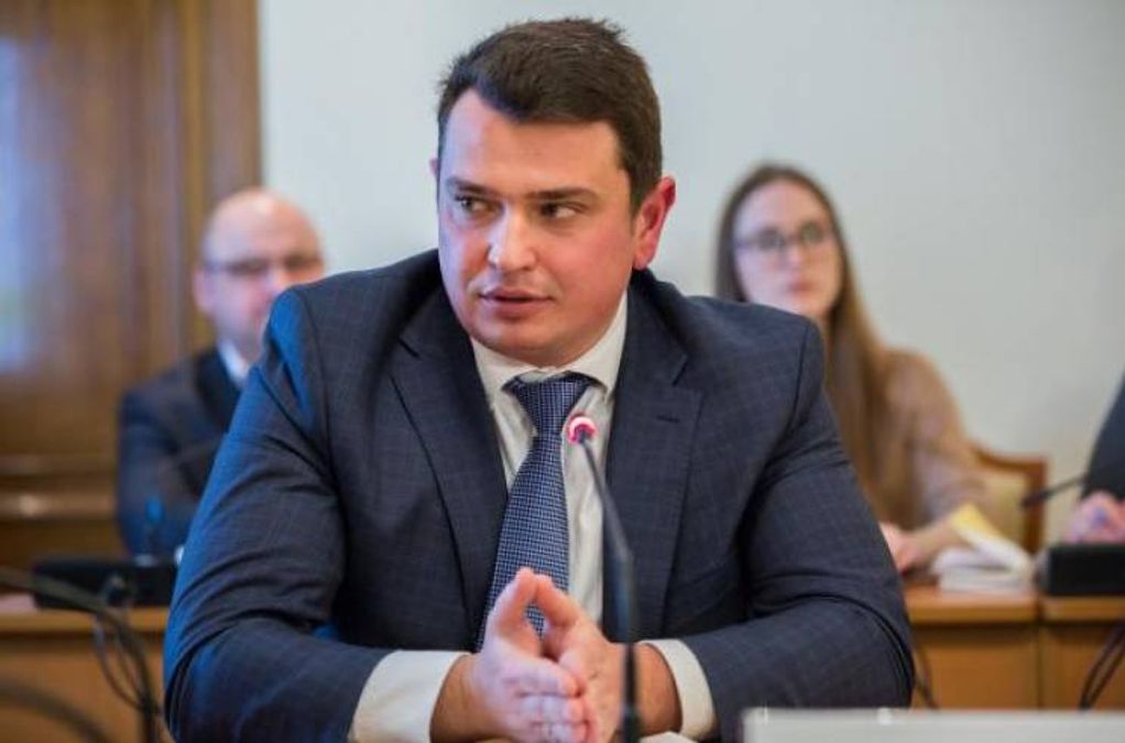 Стало известно имя заказчика скандальной рекламы с Сытником в метро Стало известно имя заказчика скандальной рекламы с Сытником в метро