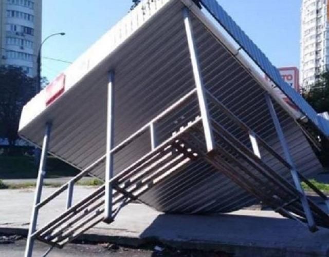 "Новий арт-об'єкт": у мережі кепкують над "втомленою" зупинкою у Києві "Новий арт-об'єкт": у мережі кепкують над "втомленою" зупинкою у Києві