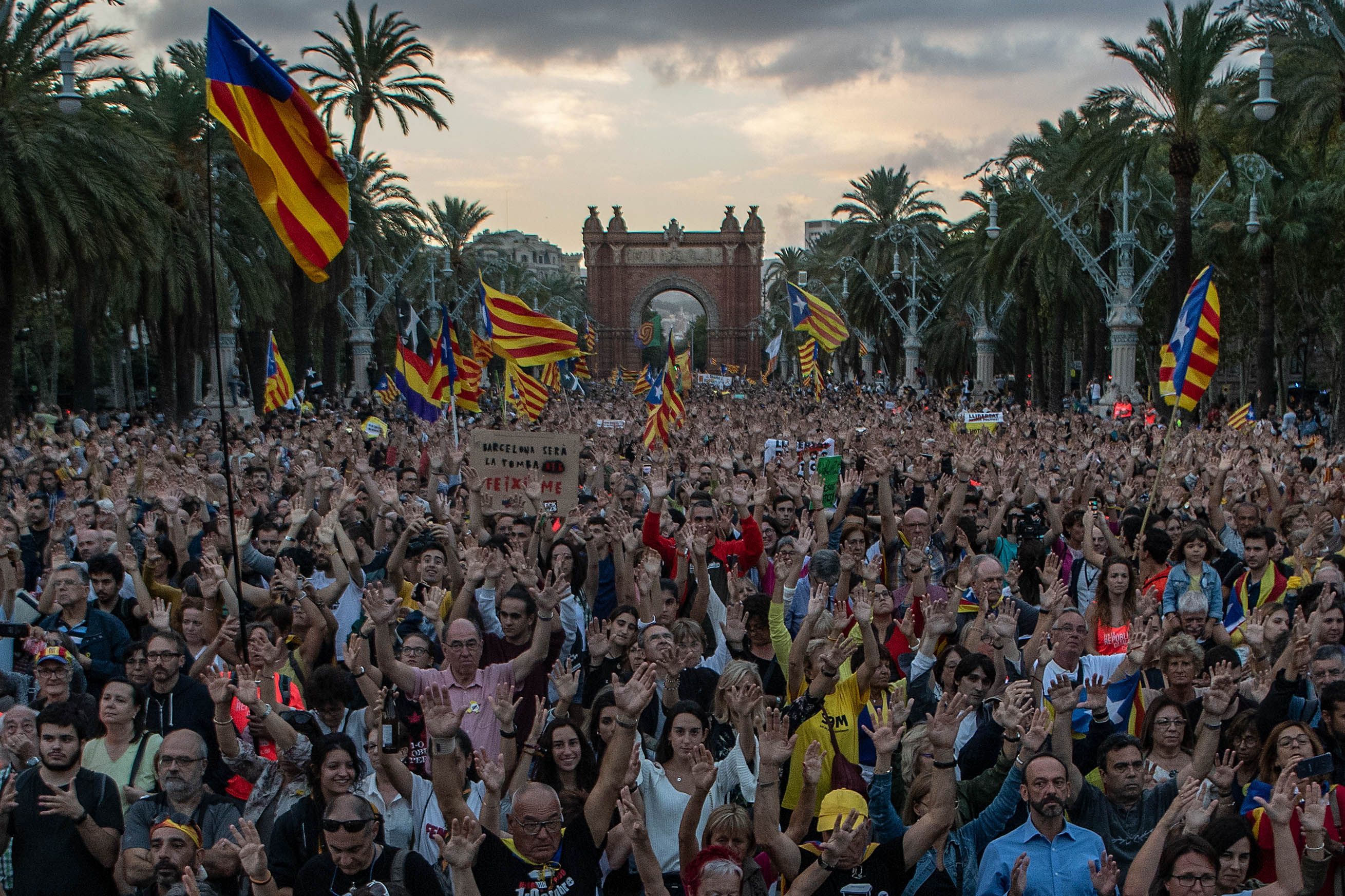 Відзначення річниці референдуму у Барселоні переросли у сутички з поліцією: фото, відео