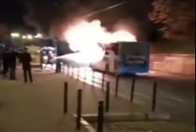 Посеред Львова на ходу загорілася маршрутка: шокуюче відео пожежі Посеред Львова на ходу загорілася маршрутка: шокуюче відео пожежі