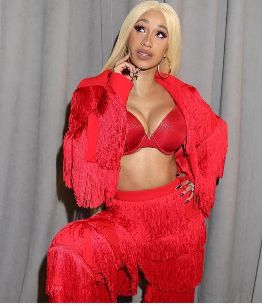 Співачку Cardi B притягнуть до суду