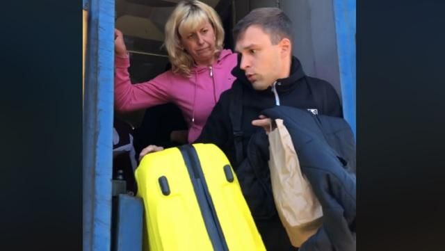 Працівниця Укрзалізниці зіштовхнула пасажира з потяга: відео