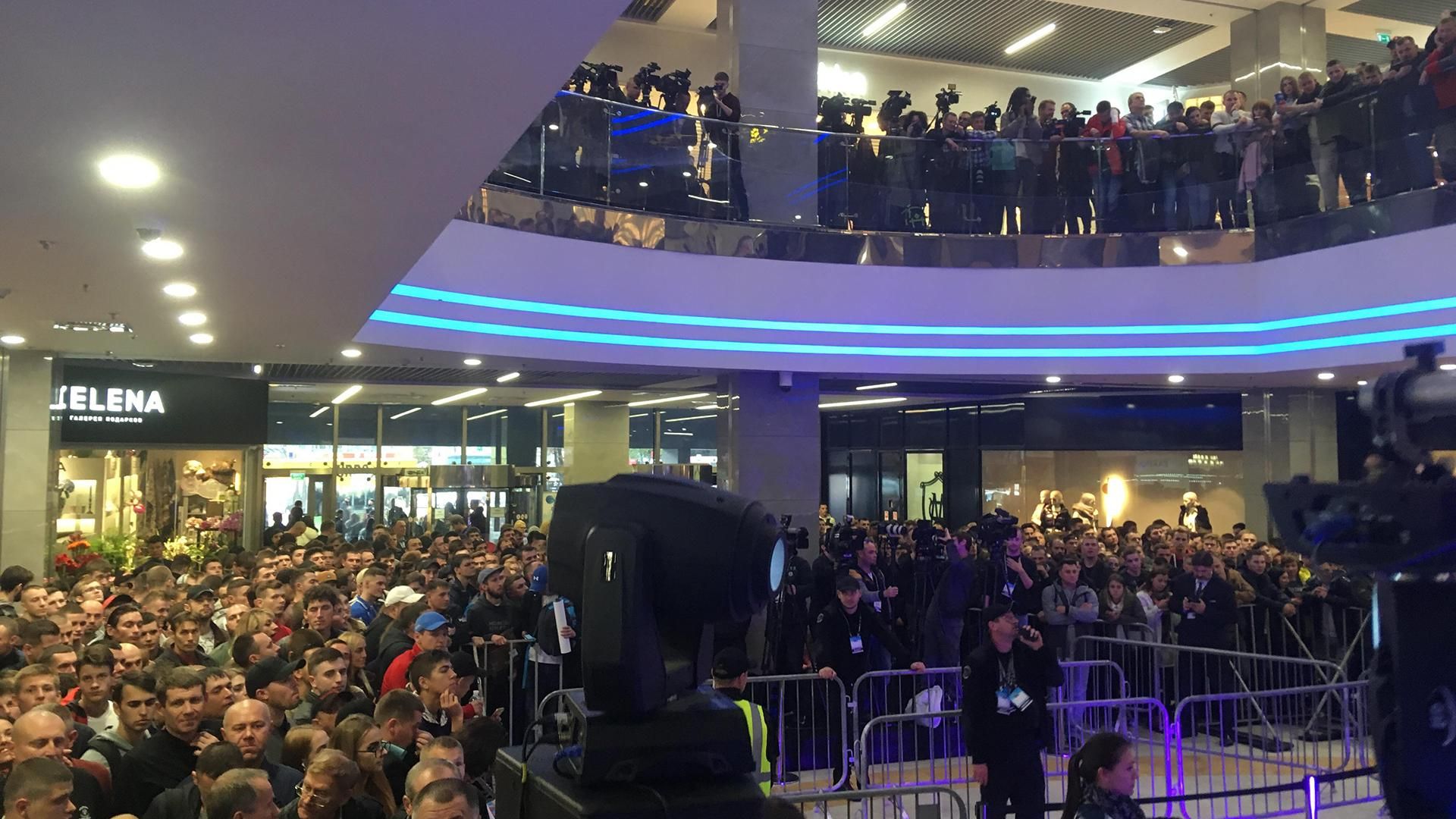 Автограф-сесія топ-боксерів викликала ажіотаж у Києві: фото довжелезних черг Автограф-сесія топ-боксерів викликала ажіотаж у Києві: фото довжелезних черг