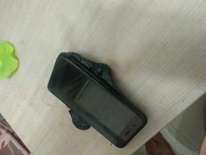 Смартфон від Xiaomi вибухнув біля користувача Смартфон від Xiaomi вибухнув біля користувача