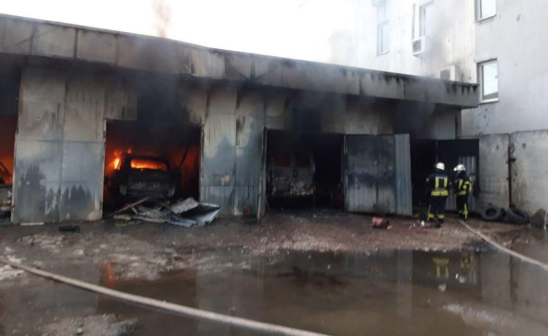 Масштабна пожежа на автосервісі у Києві: машини згоріли вщент