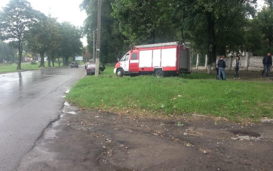 У Кам'янську чоловік погрожує підірвати житловий будинок: поліція евакуювала людей