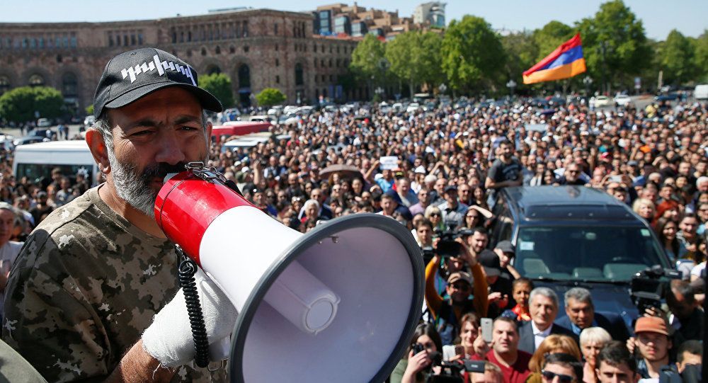 Протести у Вірменії: прем'єр пообіцяв піти у відставку заради дострокових виборів