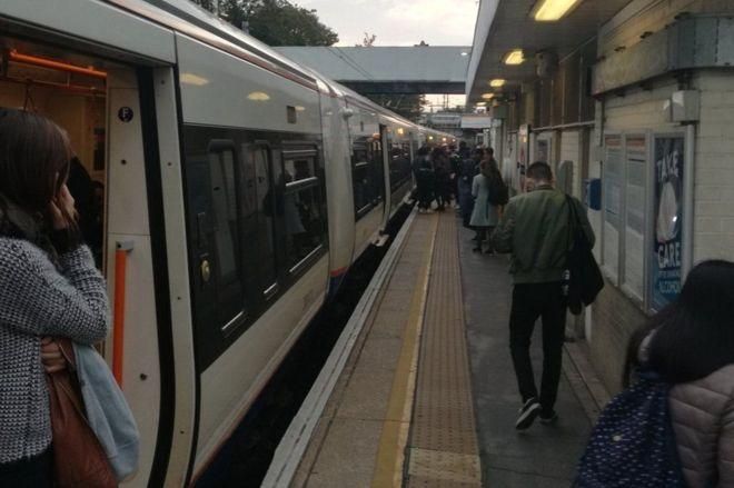У лондонському метро чоловік з ножем напав на пасажирів