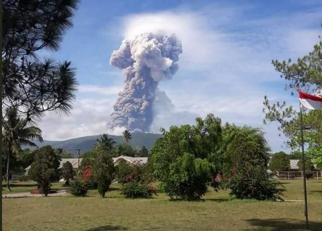 Извержение вулкана Сопутан в Индонезии: фото и видео вулкана