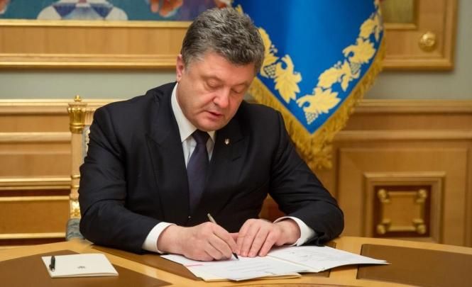 Порошенко підписав закон про покарання за контрабанду лісу Порошенко підписав закон про покарання за контрабанду лісу