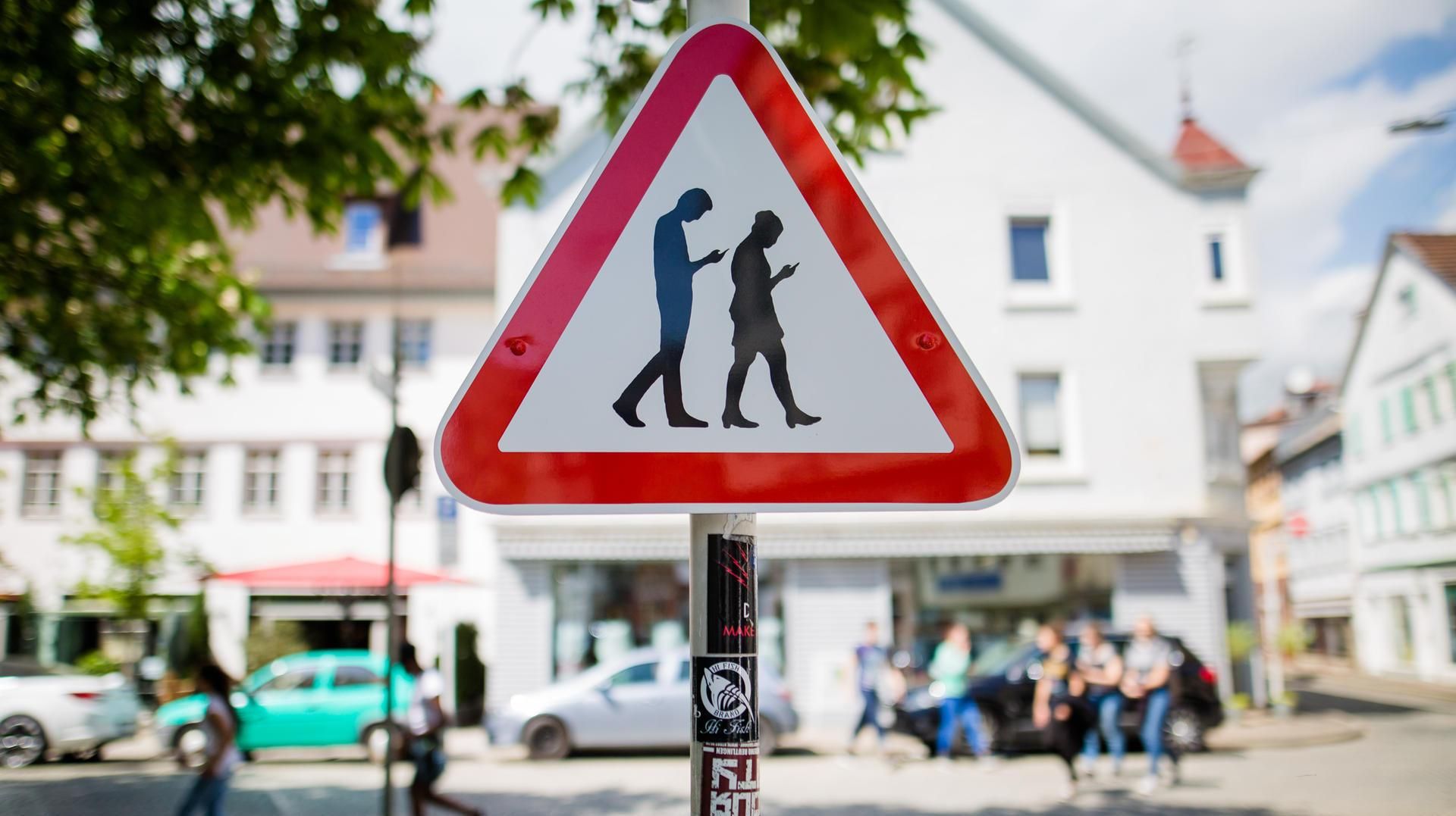 У Литві пішоходам заборонять користуватися мобільними телефонами