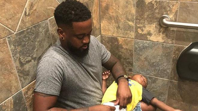 Американец возмутился отсутствием пеленальных столов в мужских туалетах – и запустил флешмоб