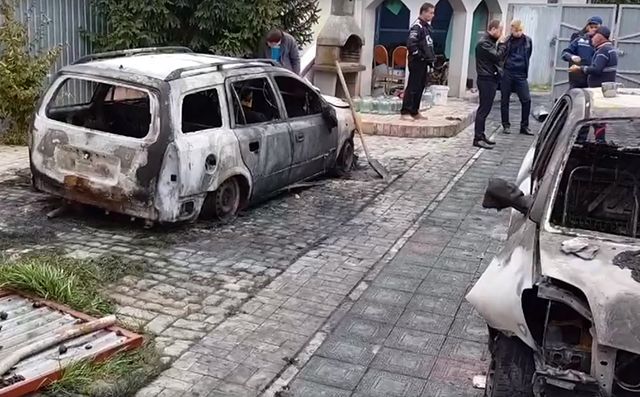 На Київщині невідомі спалили автомобілі братів-активістів Сергієнків: фото та відео