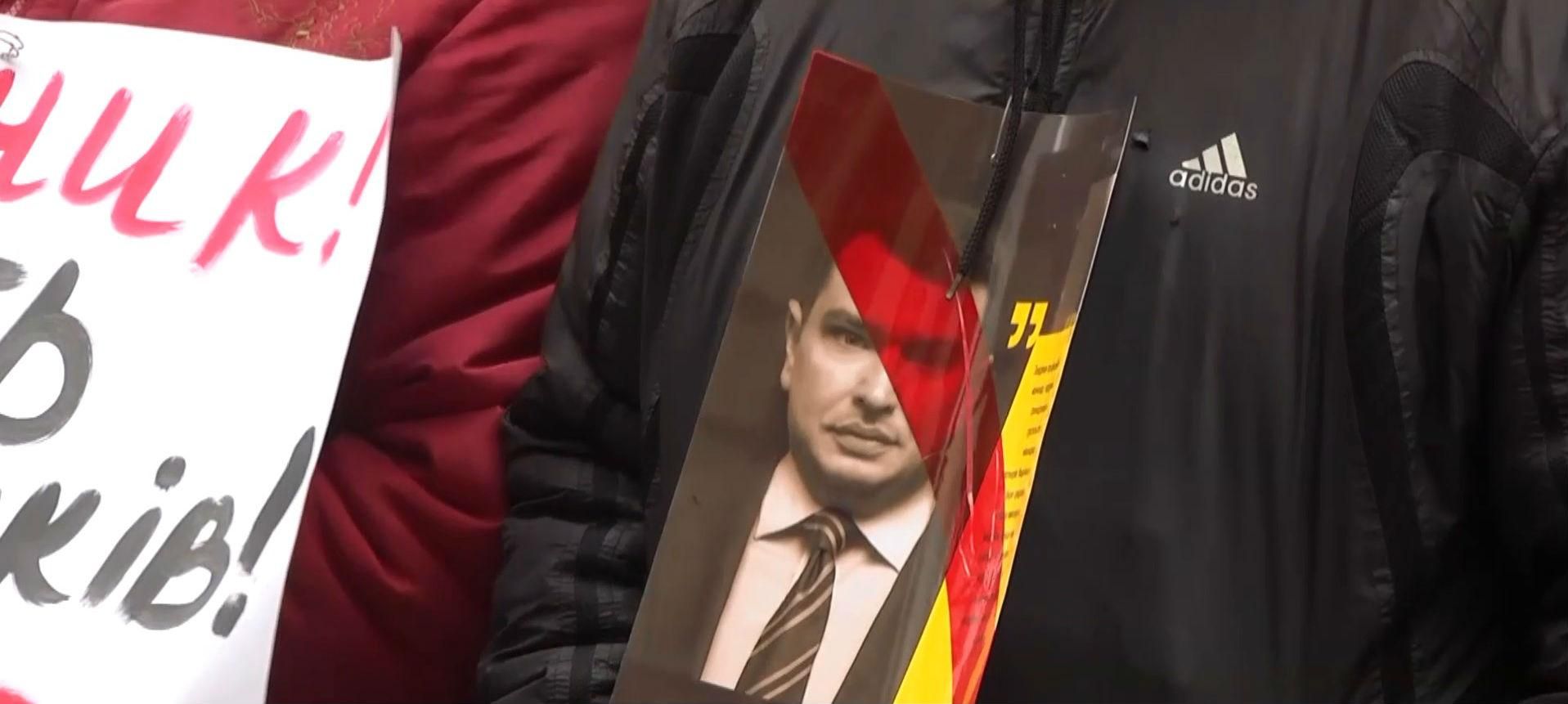 Люди напідпитку та безхатченки: хто прийшов на мітинг проти Ситника Люди напідпитку та безхатченки: хто прийшов на мітинг проти Ситника