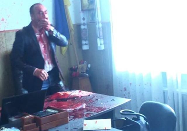Мера міста на Вінниччині облили кров'ю через фінансування Кримського мосту: фото