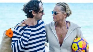 После слухов о расставании Шэрон Стоун отправилась на отдых с молодым возлюбленным