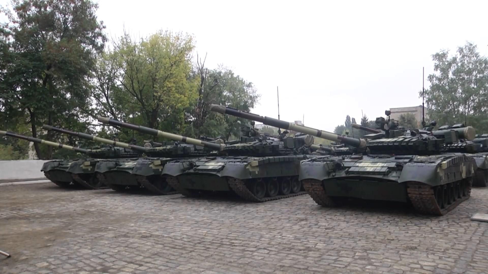В Харькове показали новые модернизированные танки и новые БТРы для военных
