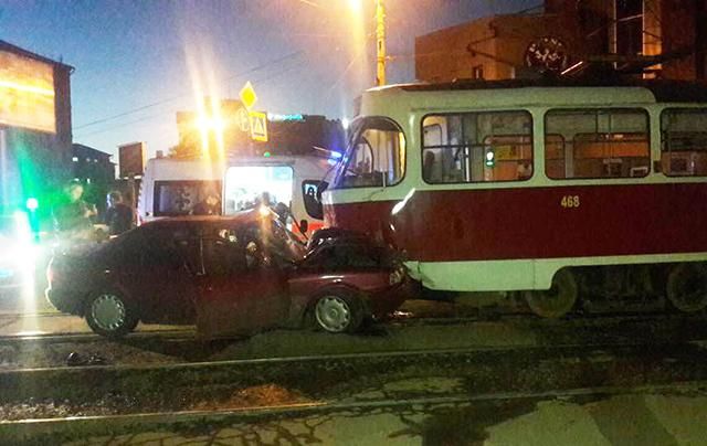 В Харькове произошла новая резонансная авария: авто влетело в трамвай В Харькове произошла новая резонансная авария: авто влетело в трамвай