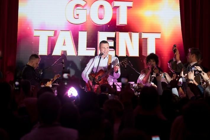 Віталій Кличко разом з президентом WBC заспівав хіт The Beatles на вечорі талантів: відео