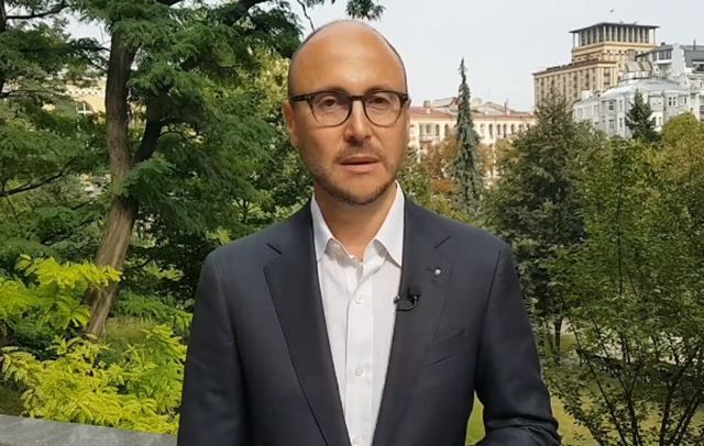 В мэрии Киева облили зеленкой и забросали яйцами депутата Гусовского В мэрии Киева облили зеленкой и забросали яйцами депутата Гусовского