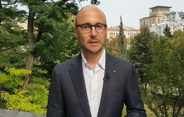 В мэрии Киева облили зеленкой и забросали яйцами депутата Гусовского