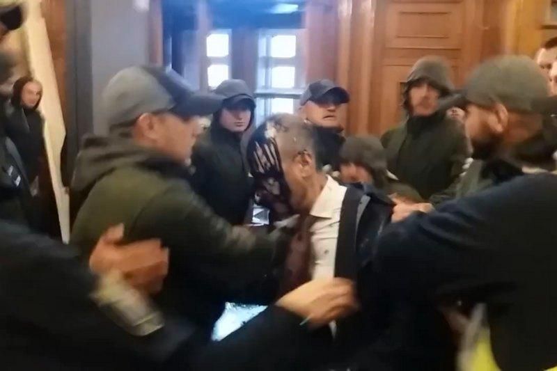 У мережі з'явилося відео нападу на депутата Гусовського