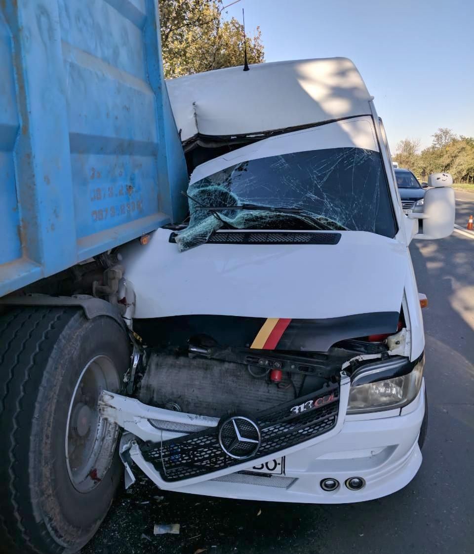 У Миколаєві маршрутка з пасажирами протаранила вантажівку, багато постраждалих: фото