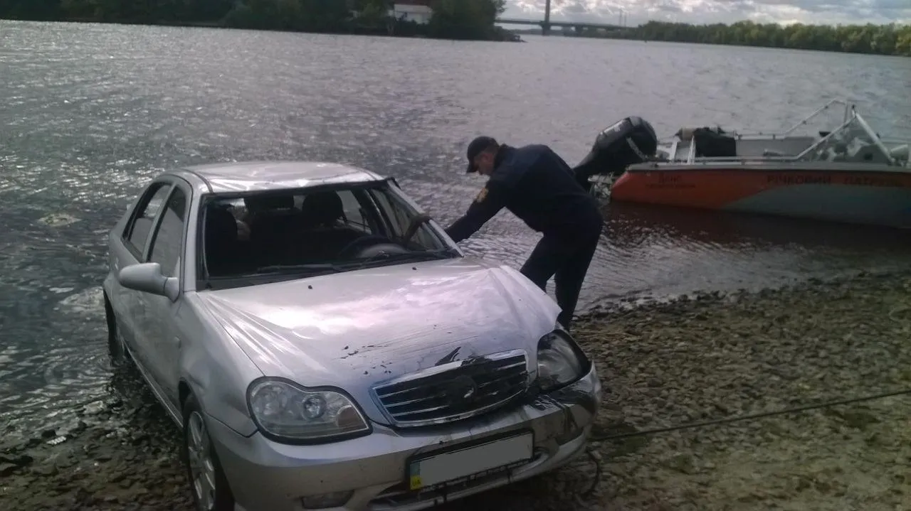 У Києві в Дніпро впав автомобіль 