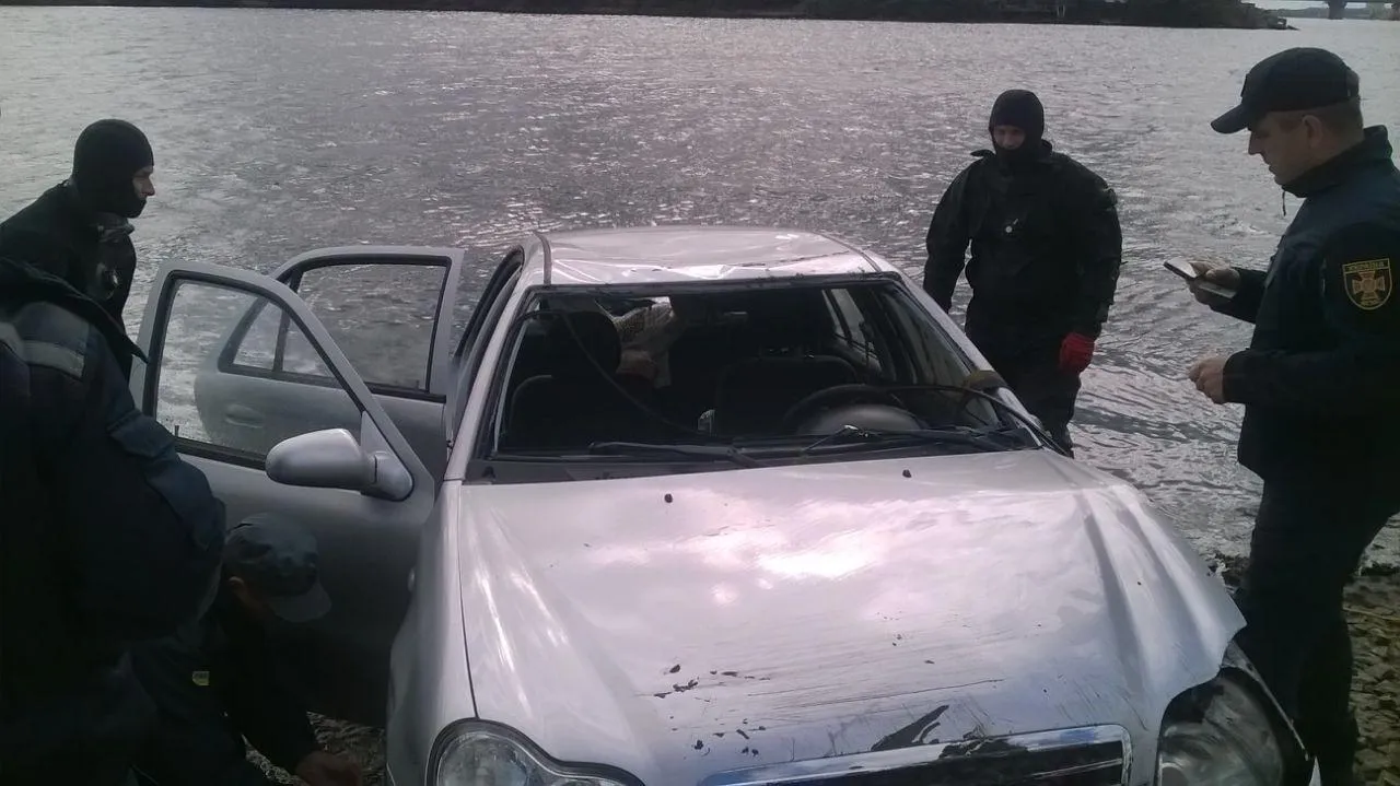 У Києві в Дніпро впав автомобіль