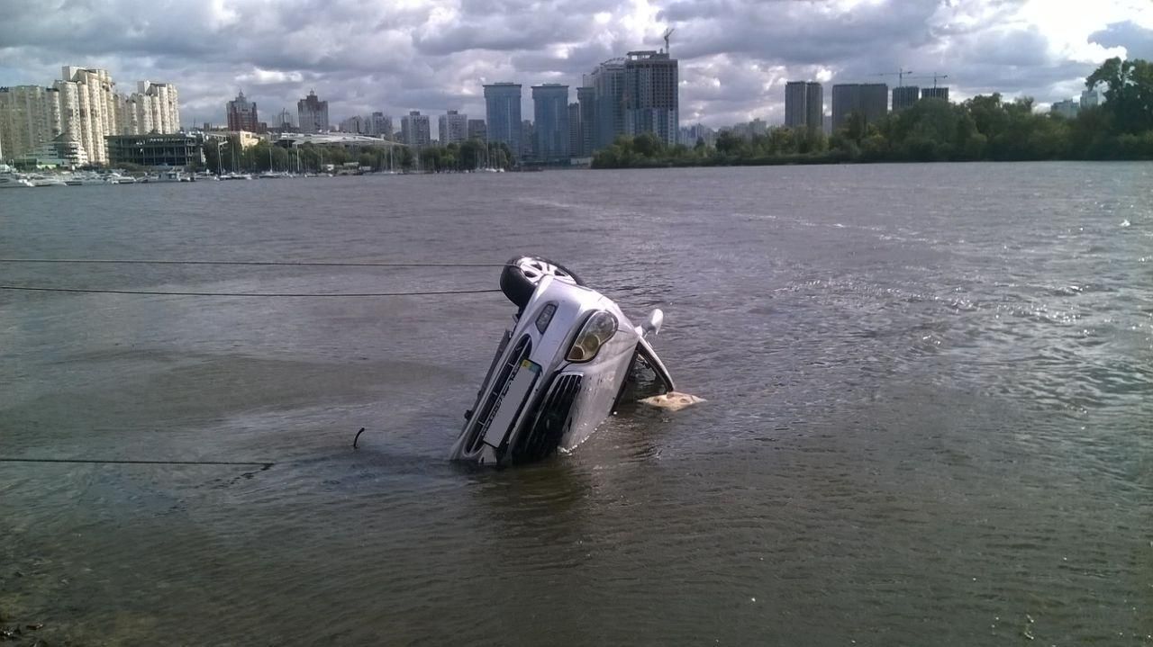 В Киеве авто упало в Днепр: водитель погиб - фото и все детали В Киеве авто упало в Днепр: водитель погиб - фото и все детали