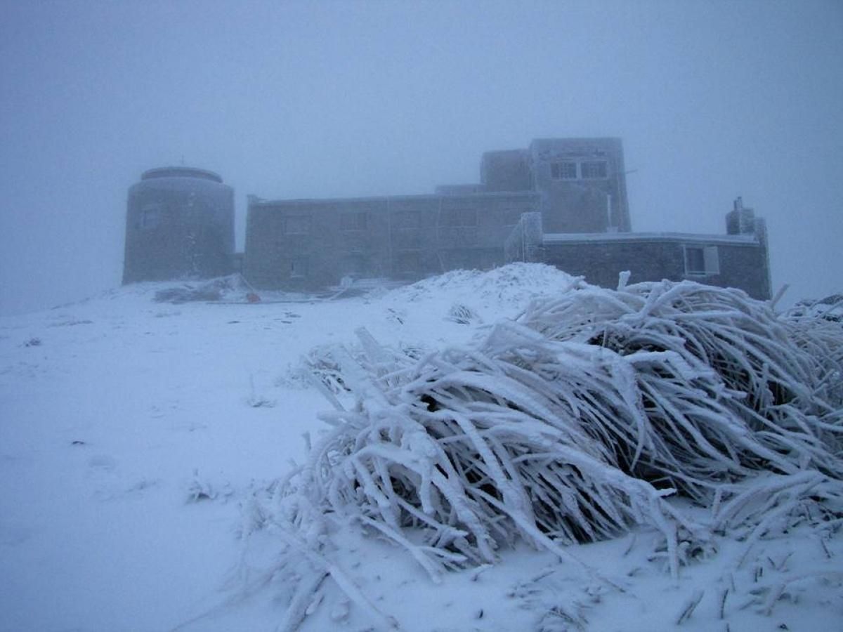 Зима у Карпатах: на горі Піп Іван випало півметра снігу