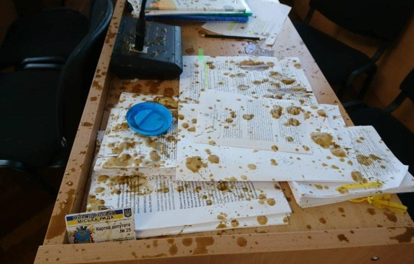 "Фекальная схватка": в мэрии Николаева двух депутатов облили нечистотами