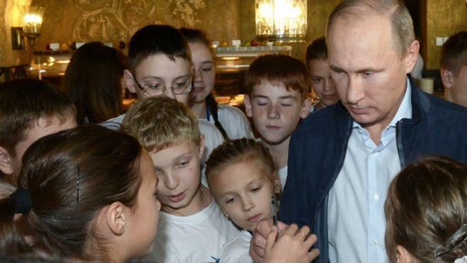У Путина недовольны, что женщины "поздно" рожают: уже подготовили план