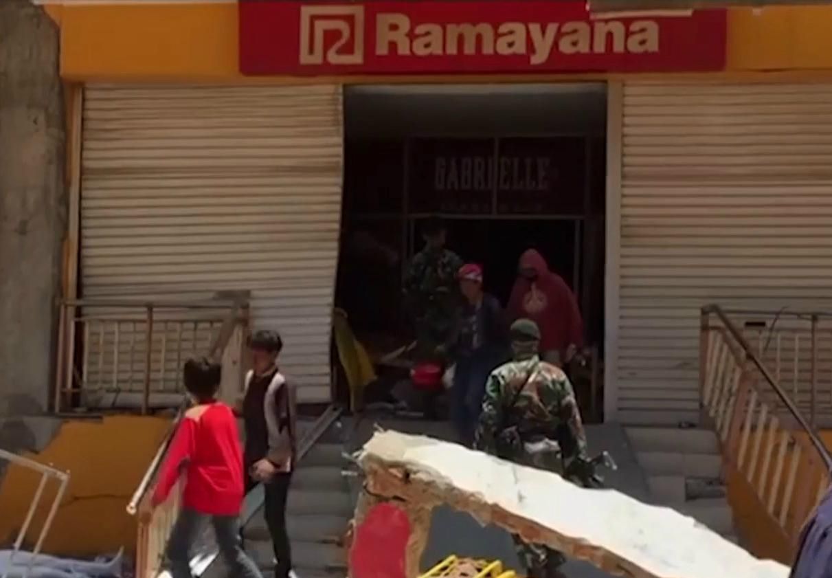 Виверження вулкану в Індонезії: налякані люди розкрадають крамниці Виверження вулкану в Індонезії: налякані люди розкрадають крамниці