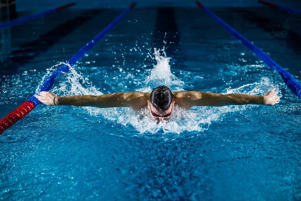 Плавання розвиває координацію рухів та укріплює м'язовий корсет