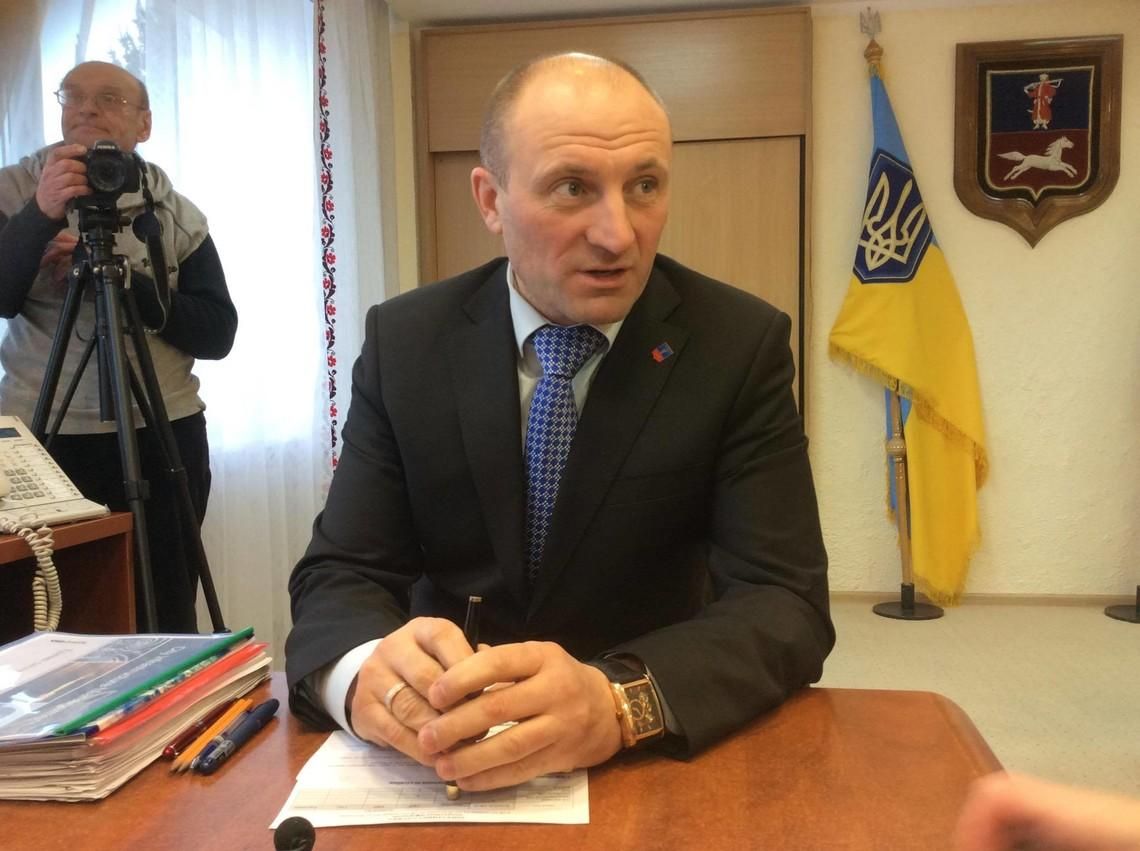 Мэру Черкасс объявили подозрение из-за тайного заседания горсовета на Чернечей горе