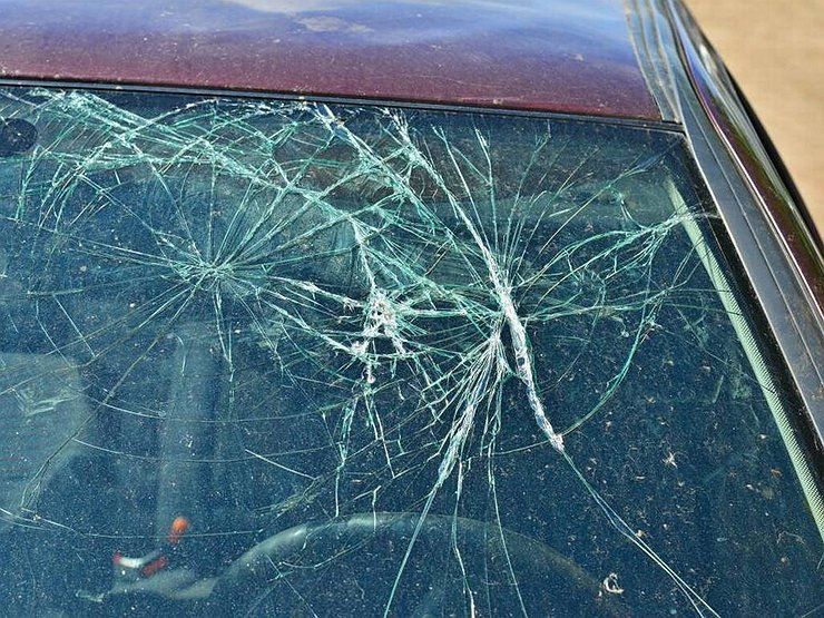 Бросал камень в окно и убегал: полиция поймала "деда-хулигана", который крушил авто в Днепре