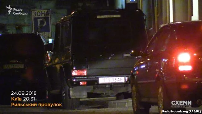 На Тимошенко чекала автівка біля заїзду в закритий двір елітного будинку