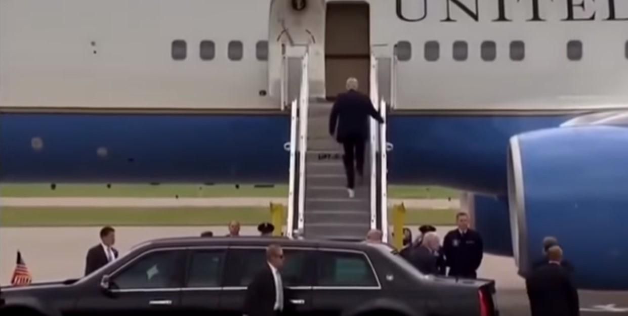 Трамп і туалетний папір: відео нового казусу Дональда Трампа Трамп і туалетний папір: відео нового казусу Дональда Трампа