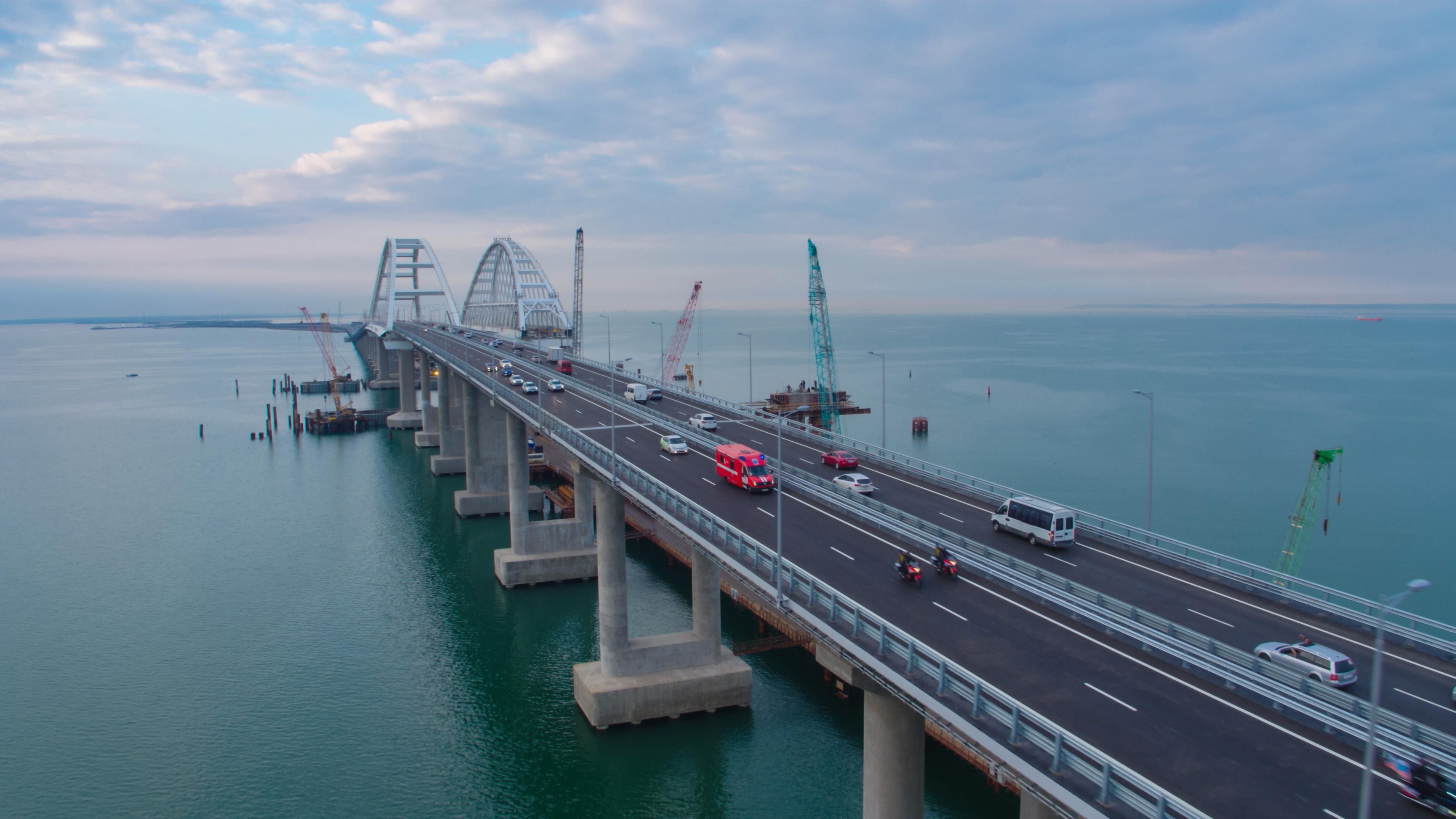 Крымский мост частично обрушился: какова причина, свежие фото и видео