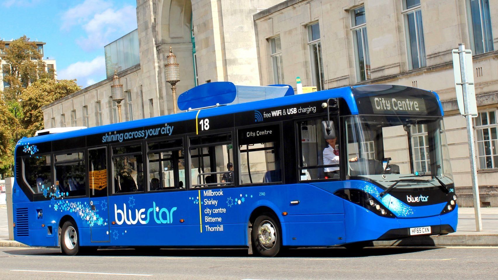 В Британии появился автобус, очищающий воздух: фото