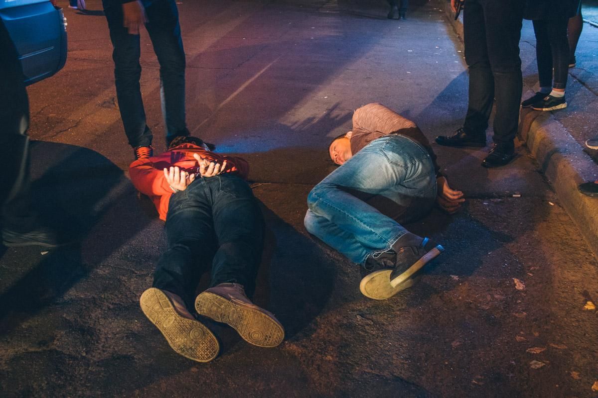 У київському кафе влаштували стрілянину по охороні: є постраждалі У київському кафе влаштували стрілянину по охороні: є постраждалі