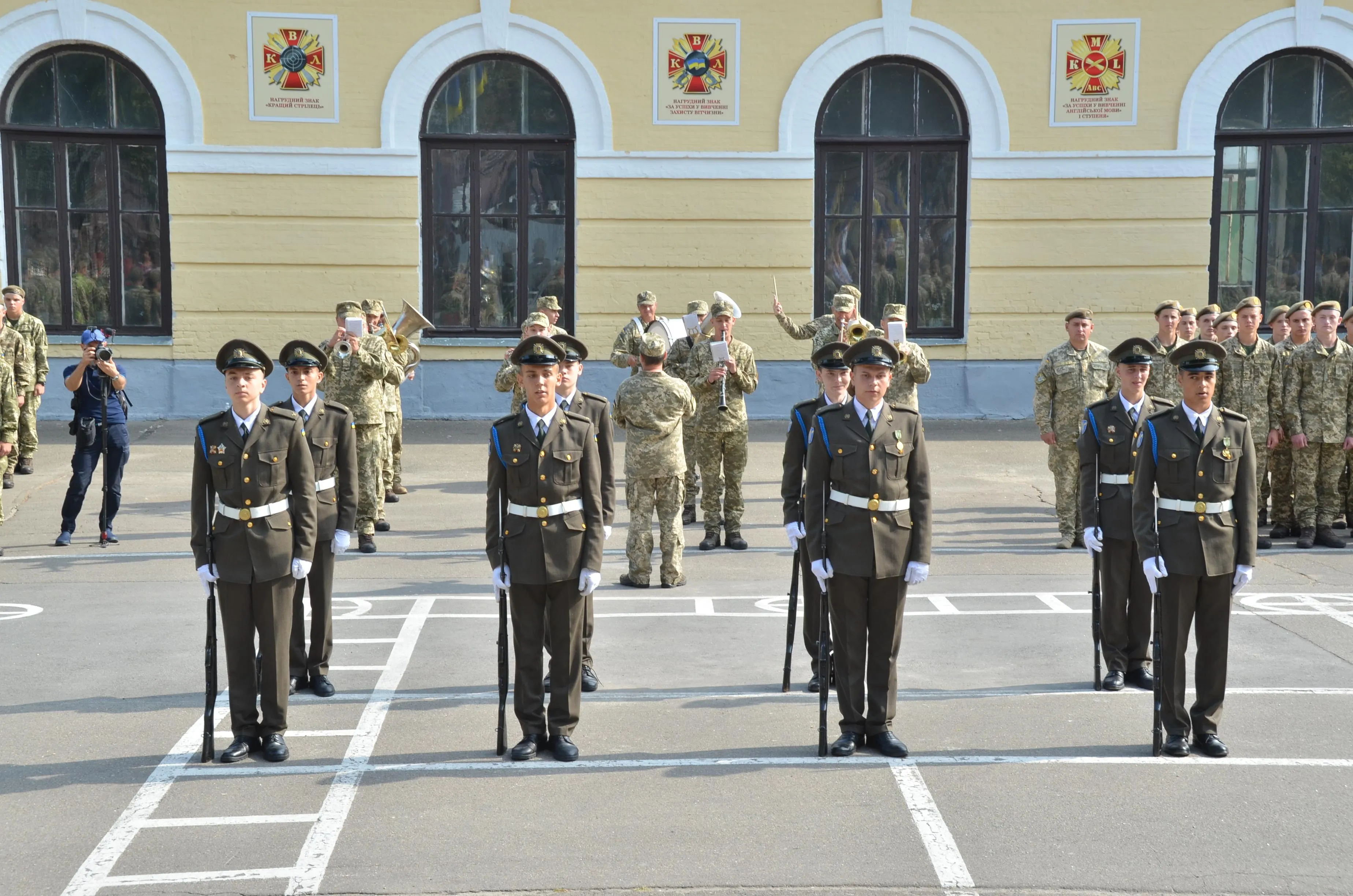 Урочистості з нагоди Дня знань Урочистості з нагоди Дня знань