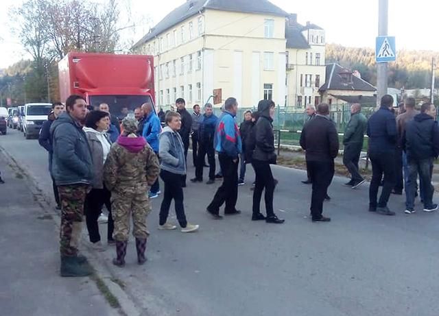 На Львівщині люди заблокували дорогу до популярного курорту: фото