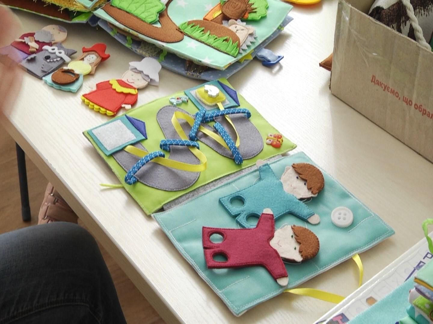 На Харківщині переселенка з Донбасу шиє м'які книжки для особливих дітей На Харківщині переселенка з Донбасу шиє м'які книжки для особливих дітей