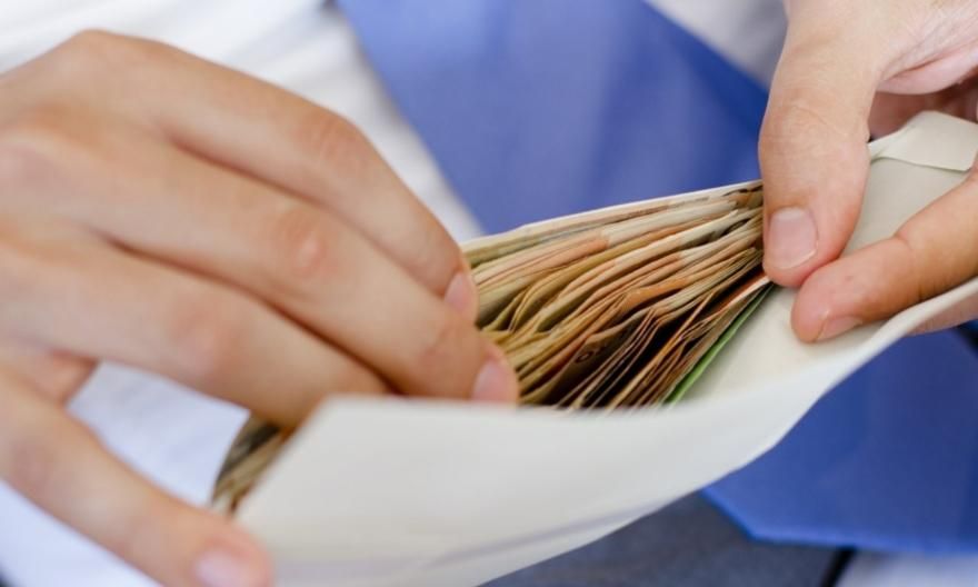Скільки українців досі отримують зарплати у конвертах: несподівані цифри